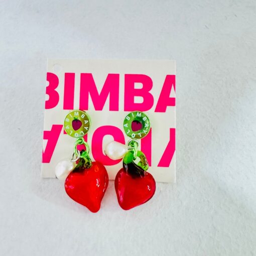 Bimba y Lola Aretes Logo Chimo verde con Fresas Colgantes de Cristal y Perla