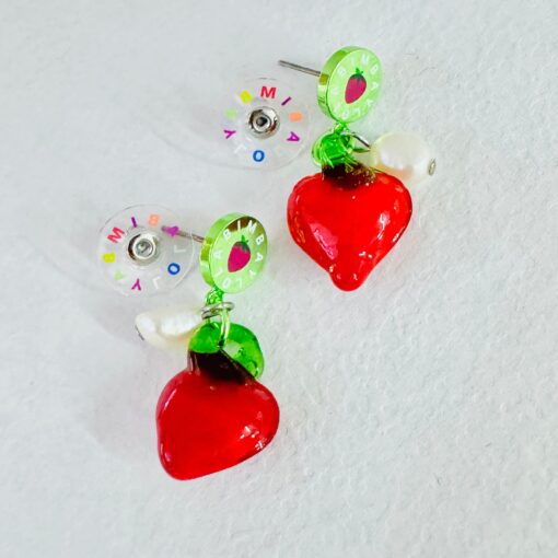 Bimba y Lola Aretes Logo Chimo verde con Fresas Colgantes de Cristal y Perla