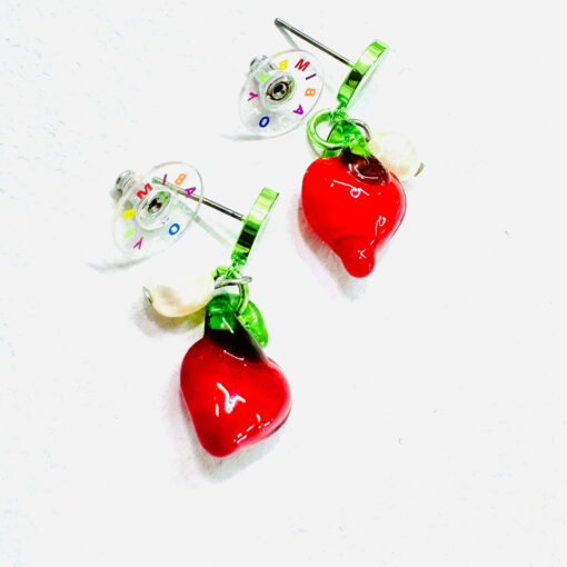 Bimba y Lola Aretes Logo Chimo verde con Fresas Colgantes de Cristal y Perla