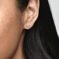 Aretes de Botón con Infinito Brillante
