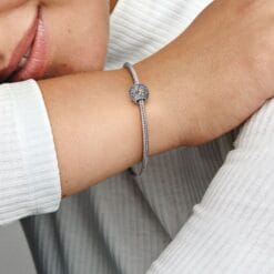 Charm Brillante con el Planeta Mercurio y las Estrellas