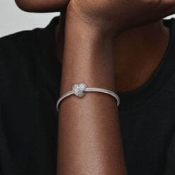 Charm con Forma de Corazón y Detalle de Alas de Ángel