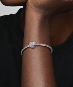 Charm con Forma de Corazón y Detalle de Alas de Ángel