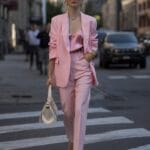 ¿Que significado tiene el color rosa en la moda?, Y cómo usarlo en tus outfits.