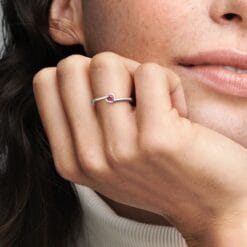 Anillo Solitario Con Corazón Rojo Inclinado