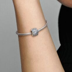 Charm con Pavé de Estrellas Elevadas