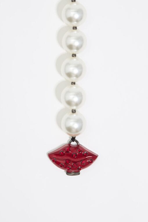Collar Perlas Labios Rojo