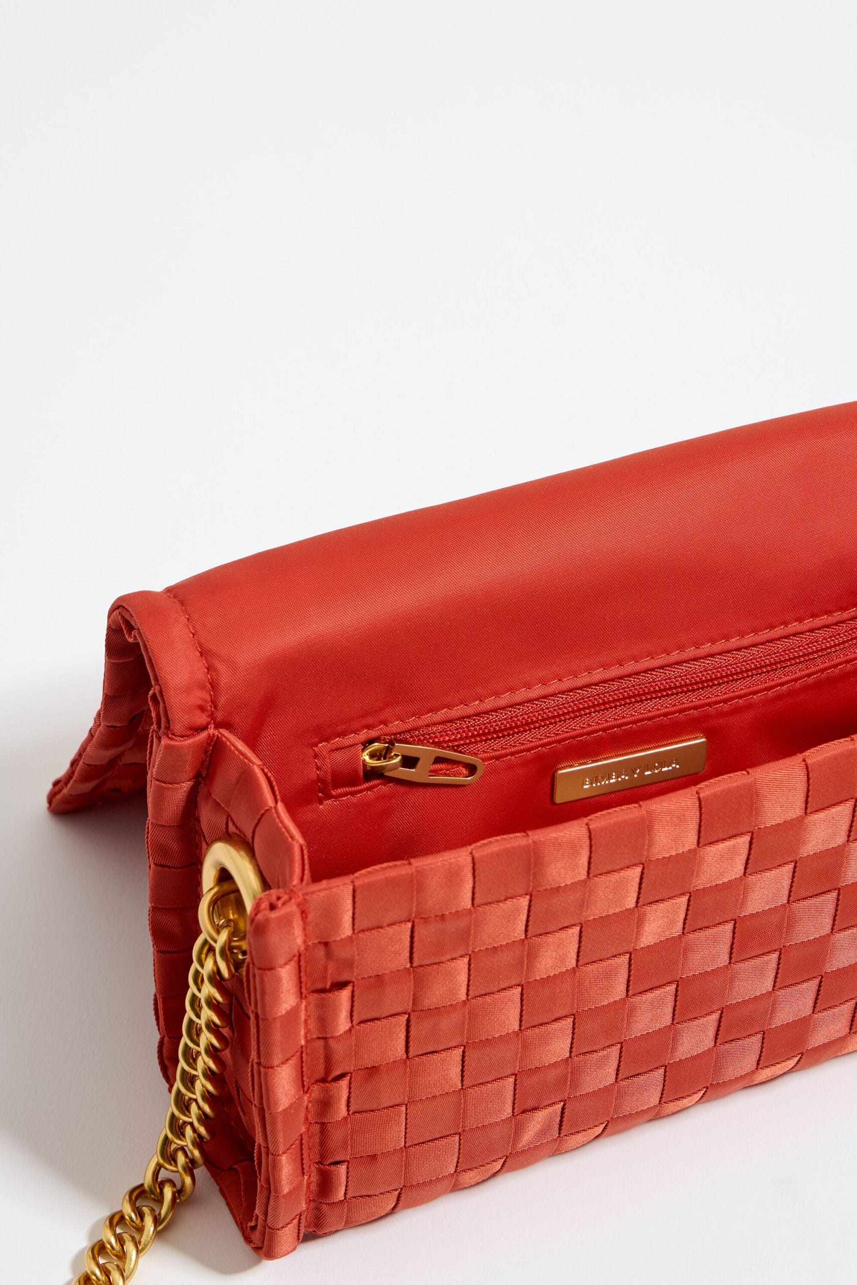 Mini Bolso con Solapa de Nylon Trenzado Color Coral