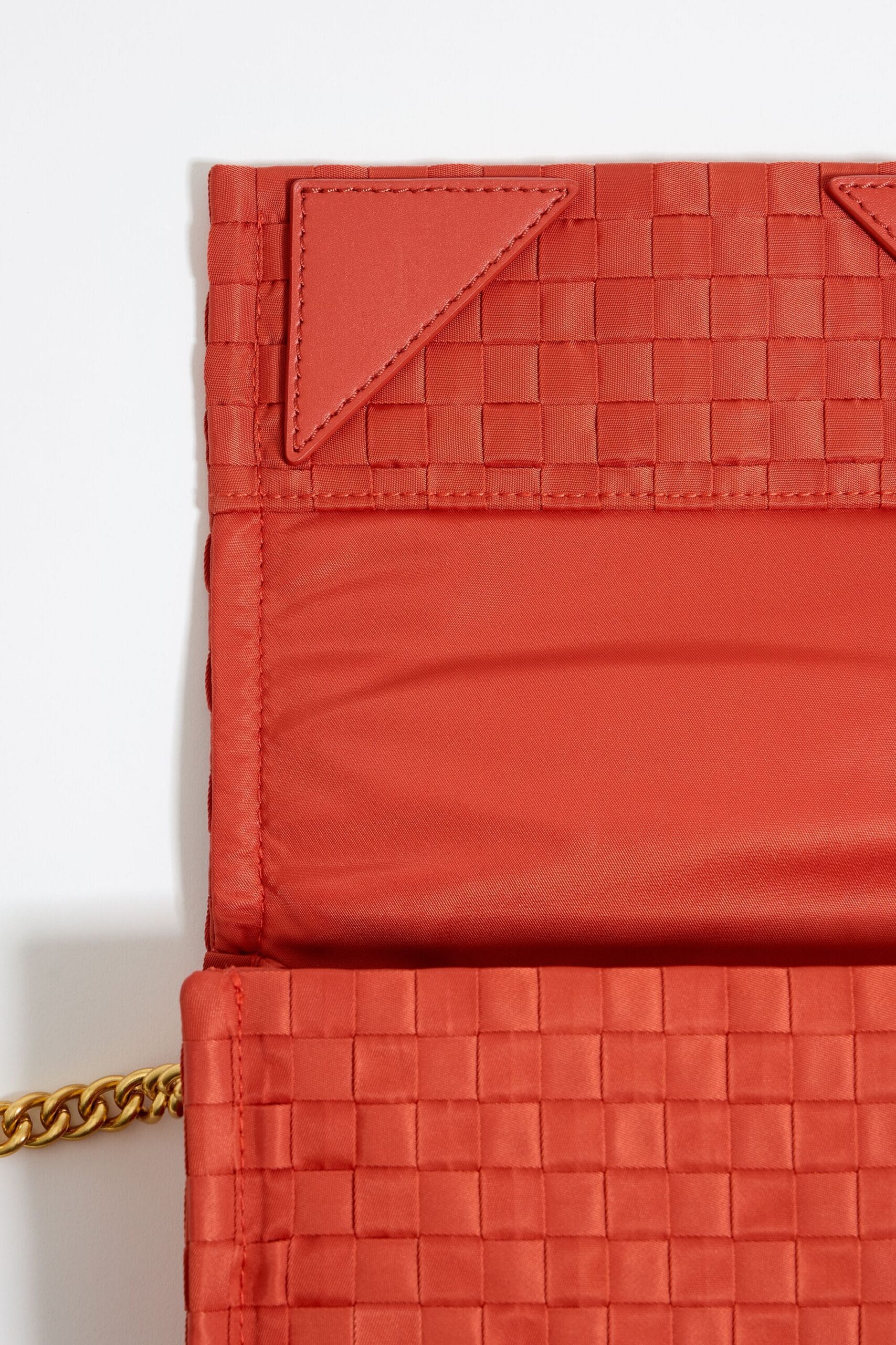 Mini Bolso con Solapa de Nylon Trenzado Color Coral