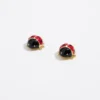 Bimba y Lola Aretes Mini de Metal Dorado con Catarina Esmaltada en Color Rojo