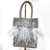 Tita en Gris con Plumas