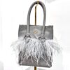 Tita en Gris con Plumas
