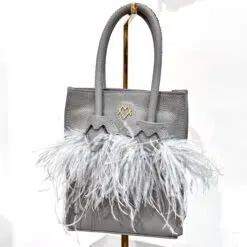 Tita en Gris con Plumas