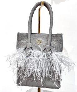 Tita en Gris con Plumas