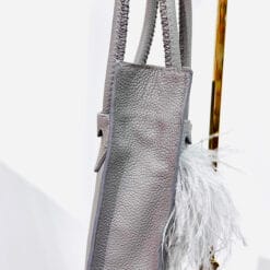 Tita en Gris con Plumas