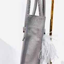 Tita en Gris con Plumas