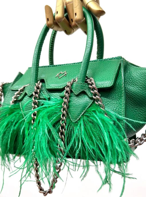 Valentina en Verde Esmeralda y Plumas / Cadena Plata