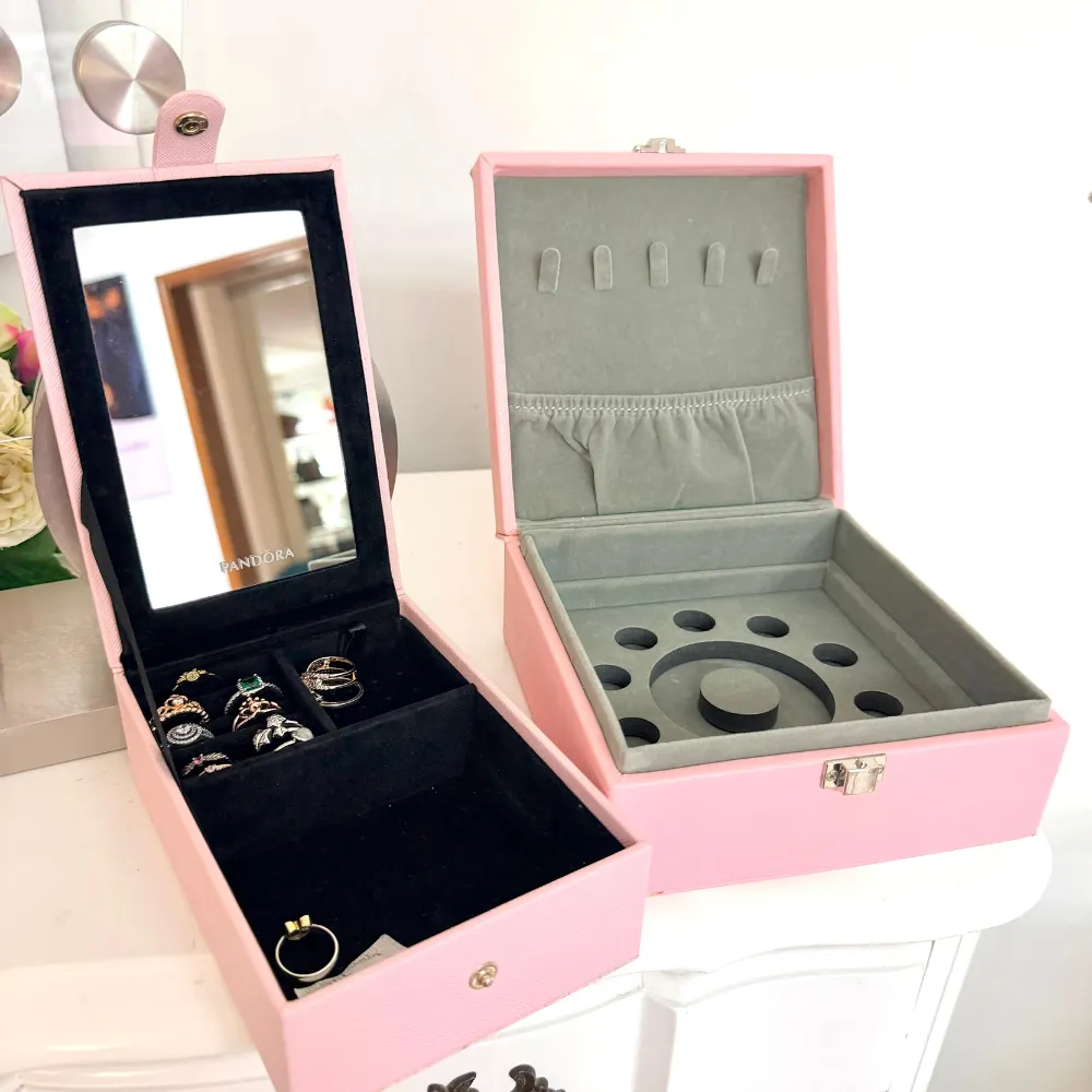 Bolsitas de gel sílice dentro del alajero para reducir humedad y oxidación en joyería