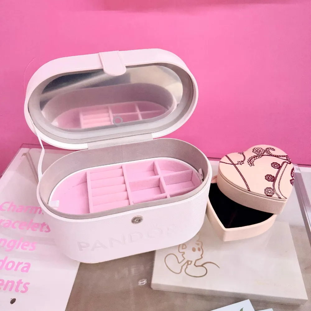 Limpieza suave de joyas Pandora con paño de microfibra para recuperar brillo